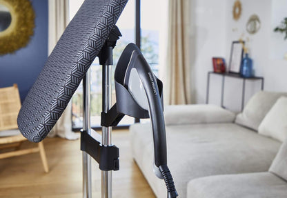 Défroisseur vapeur Calor Ixeo+ QT1510C0 tout-en-un avec planche Smart Board 3 positions, technologie Twin Boiler et pression 5 bars.