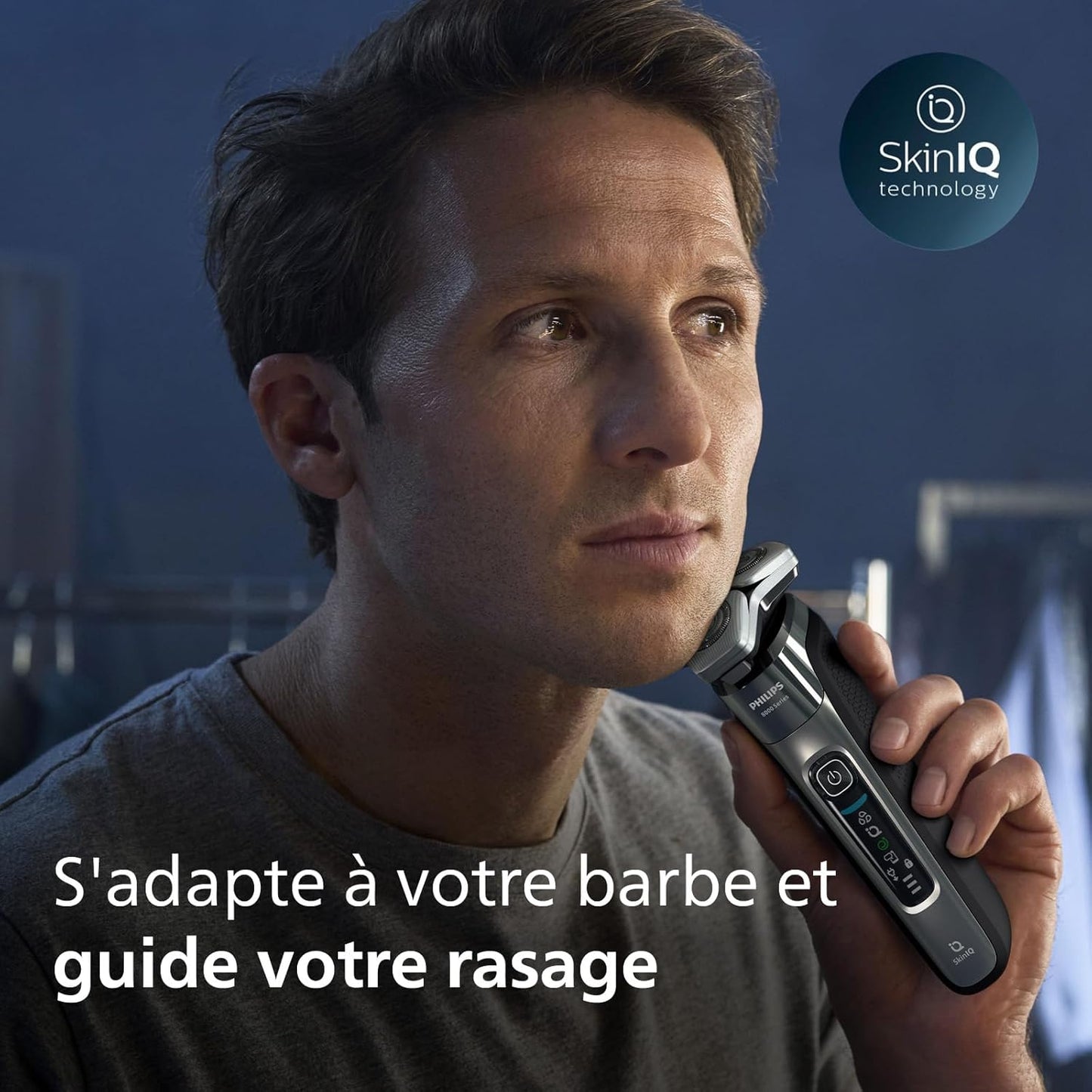 Rasoir Philips Series 8000 - rasoir électrique Wet & Dry avec technologie SkinIQ, 1 tondeuse rétractable, socle de charge, capot de protection, et brossette de nettoyage (modèle S8697/23)